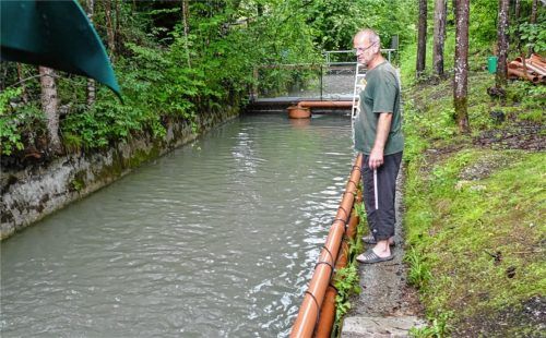 Noch immer ist die starke Verschmutzung in den Zuchtbecken zu sehen, vor denen Gewässerwart Udo Herbig steht.