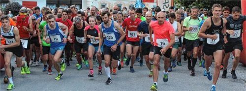 nuss heuberglauf2019 stv

So sah der Massenstart noch im letzten Jahr in Nußdorf aus. Aus der Pool-Position in der Mitte startete seinerzeit mit der Startnummer 161 Florian Zeisler, der nach 26 Minuten und 27 Sekunden zum dritten Mal den Heuberglauf gewinnen sollte.Foto Steffenhagen