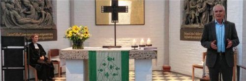 Pfarrer Andreas Fuchs (rechts) wird von Dekanin Dagmar Häfner-Becker (links) aus seinem Amt verabschiedet.Foto re