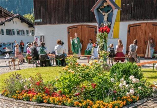 Pfarrer Martin Straßer predigte auf dem Dorfplatz. Foto Flug