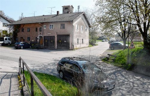 Platz schaffen für den neuen Ortsmittelpunkt: Das alte Gebäude mit den beiden großen Holztoren wird abgerissen, dort entsteht ein Dorf- beziehungsweise Marktplatz. Foto ammelburger