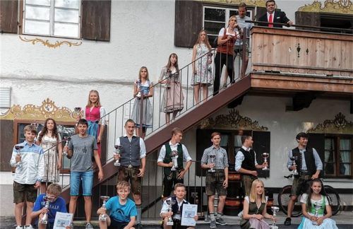 Pokalgewinner der jeweiligen Altersgruppen des Inngau Sparkassencups.Foto SV inngau