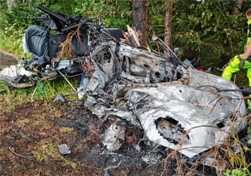 Regelrecht in zwei Teile gerissen und ausgebrannt ist der Mini Cooper eines 18-jährigen Traunsteiners nach einem Frontalzusammenstoß mit einem Baum. Für den jungen Mann kam jede Hilfe zu spät. Foto Lamminger