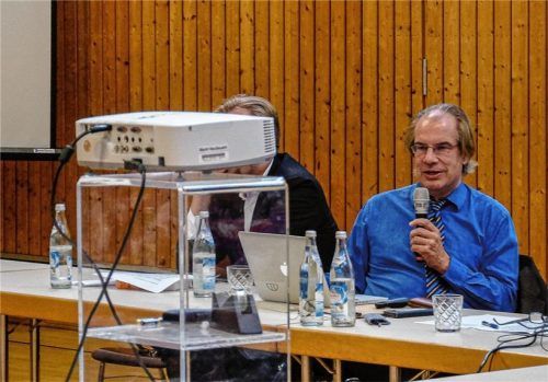 Rosenheim auch in Zukunft im schnellen Nord-Süd Fernzugsverkehr zu halten, das ist ein Ziel des Trassenvorschlags von Dr. Martin Vieregg. Foto Thomae