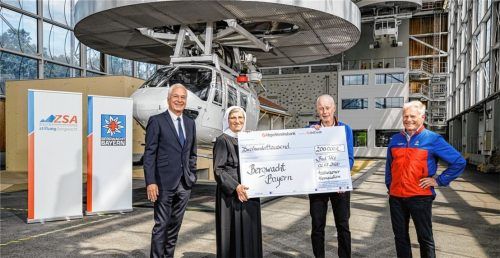 Scheckübergabe von der Adelholzener Alpenquellen GmbH an die Bergwacht Bayern in deren Trainingszentrum in Bad Tölz: Stefan Hoechter (Geschäftsführer der GmbH), Schwester Rosa Maria Dick (Generaloberin der Barmherzigen Schwestern des Heiligen Vinzenz von Paul), Wolfgang Buchner (Vorsitzender des Stiftungsrates der Bergwacht Bayern) und der Vorsitzende der Bergwacht Bayern, Otto Möslang (von links). Foto Jochim