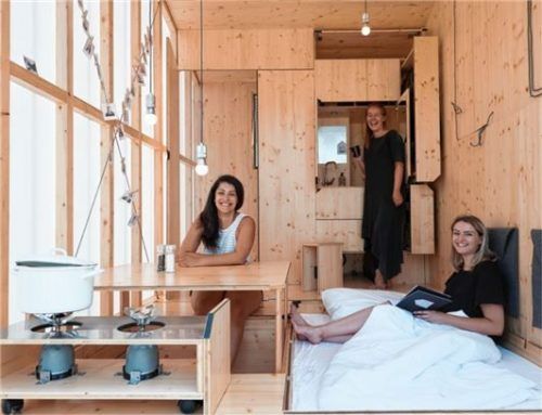 Schnelle Gemütlichkeit: In den doppelten Böden und Wänden verstecken sich ein Bett, eine Küche, ein Tisch, eine Toilette und viel Stauraum.
