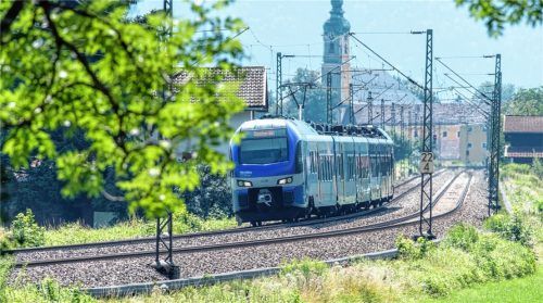Schon heute leiden die Gemeinden im Inntal massiv unter dem Bahnverkehr: Hier ein Meridian, der gerade Flintsbach passiert. Noch ist nicht klar, wo zukünftig der Brenner-Zulauf verlaufen soll.Foto dpa