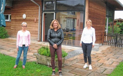 Schritt für Schritt wagen sie sich an die Wiedereröffnung der Tagespflegen: Gabi Mayerhofer, Leiterin der Tagespflege der Nachbarschaftshilfe Rosenheim, Elke Klein, Leiterin der Tagespflege des Christlichen Sozialwerks Raubling, und Evi Faltner, stellvertretende Geschäftsführerin des Mehrgenerationenhauses in Flintsbach (von links). Foto Forster