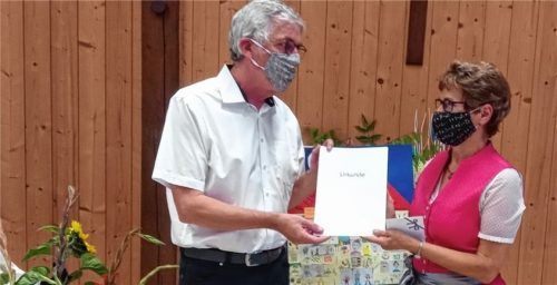 Schulamtsdirektor Edgar Müller überreichte Rektorin Irmingard Weiner die Ruhestandsurkunde. Foto re