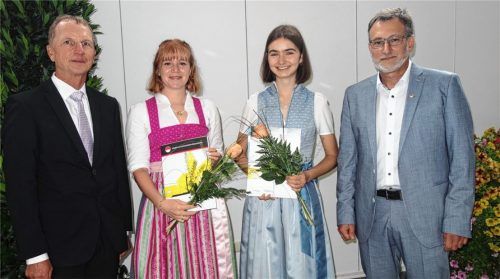 Schulleiter, Oberstudiendirektor Christian Czempinski (rechts), und Oberstufenkoordinator Helmut Liebl (von links) gratulieren den 1,0-Schülerinnen Regina Stephan und Iman Hodzic. Quiuye Chen, ebenfalls mit einem Schnitt von 1,0, fehlt auf dem Foto. Foto Giesen