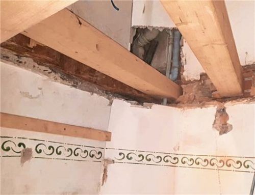 Schwierige Ausgangslage: Matthias Jüptner musste die Decke aufreißen und die Holzbalken mit Pfosten zusätzlich stützen.