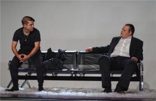 Sebastian Kießer als Textor Texel sorgt bei Jerome Angust (Daniel Hutter, rechts) für eine verstörende Seelenschau. Foto