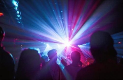 Sehnsucht vieler junger Leute: wieder im Club feiern. Foto dpa