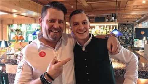 Seht her, das ist der Gewinner: Koch und Moderator Mike Süsser (links) beglückwünscht Fabian Eiben vom Priener Garden-Hotel Reinhart zum Sieg. Foto Kabel Eins