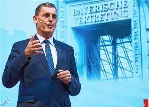 Sein Wort hat auf der politischen Bühne Gewicht: Karl Fischer bei einem Vortrag in der Bayerischen Landesvertretung in Berlin.