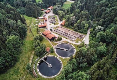 Seit 31 Jahren ist die Kläranlage des Chiemsee-Ringkanals in Stiedering (Gemeinde Rimsting) im Dauerbetrieb. Das ist der Technik immer mehr anzumerken. Foto Thümmler