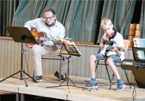 Seppi Blaser mit der E-Gitarre, begleitet von Stefan Hutter.