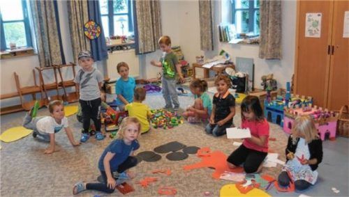 Sichtlich froh sind die Mädchen und Buben der Gruppe von Dagmar Thienel, dass sie wieder im Kindergarten zusammensein können, auch wenn die Kinder in zwei Gruppen geteilt werden mussten.