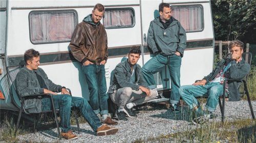 Sie stehen als „Kaffkiez“ auf der Bühne: (von links) Benedikt Vodermaier, Florian Weinberger, Niklas Mayer, Johannes Eisner und Johannes Gottwald.Foto  RE