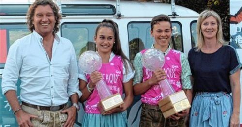 Siegerehrung der Schüler 15: Armin Wagner von Bioteaque, Sonja Mayer, Korbinian Fagerer und SVC-Sportwartin Romy Angerer (von links).