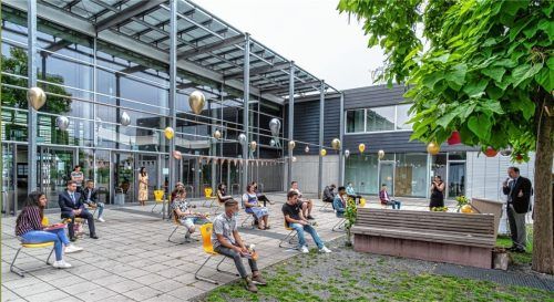 Statt in einem prächtigen Saal wurde die Verabschiedung im Innenhof der Pauline-Thoma-Schule gefeiert. Schüler und Lehrer konnten dem kleinen Rahmen dennoch viel Positives abgewinnen. Foto Thomae