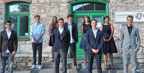 Stellvertretend für alle Abschlussschüler an der Montessori-Schule Rohrdorf die FOS-Absolventen: Marinus Prechtl, Finley Welz, Verena Kranzbühler, Johannes Gall, Felix Olbrich, Stephanie Schulz, André Hartmann, Sophia Bichlmaier und Tim Sandor (von links).