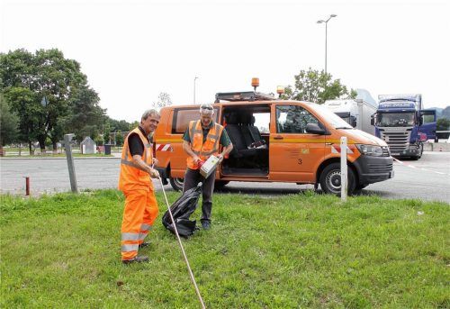 Strippenzieher: An der Autobahn-Raststätte Inntal Ost wird das Terrain für ein Corona-Testzentrum bereitet. Foto Reisner