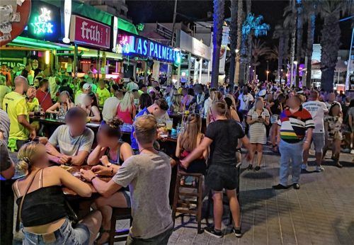 Szenen wie diese sorgen bei unseren Lesern für Unverständnis: Hunderte Urlauber – auch aus Deutschland – sollen am Ballermann auf Mallorca Party gemacht haben, ohne sich um die derzeit in Spanien geltenden Corona-Regeln zu scheren. Foto dpa