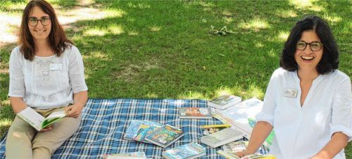Tatjana Feuerer (links) und Andrea Sondhauß organisieren seit 2015 den Sommerferien-Leseclub.Foto re