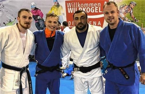 TuS-Judoka treffen Judo-Legende: Philipp Ampletzer, Patrick Weisser und Robert Buendowski (von links) mit Olympiasieger und Weltmeister Ilias Iliadis (Zweiter von rechts).