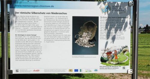 Über „Den römischen Silberschatz“ informiert die Schautafel an der Aschauer Schützenstraße.