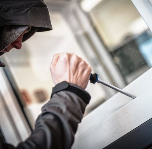Über ein Fenster war der 34-jährige Rosenheimer in die Räumlichkeiten eingestiegen (Symbolfoto) und hatte dort die Büroräume durchwühlt. Foto dpa