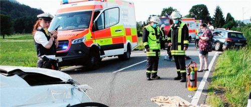 Über mehrere Stunden war die Staatsstraße 2089 zwischen Fischbach am Inn und Oberaudorf wegen eines schweren Unfalls mit fünf Verletzten gesperrt.Foto Reisner
