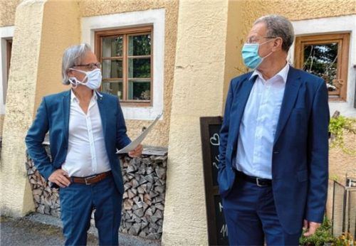 Übergabe unter Corona-Bedingungen: Dr. Thomas Huber (links) übernimmt die Präsidentschaft beim Rotary Club Rosenheim-Innstadt von Professor Clemens Klippel.Foto re