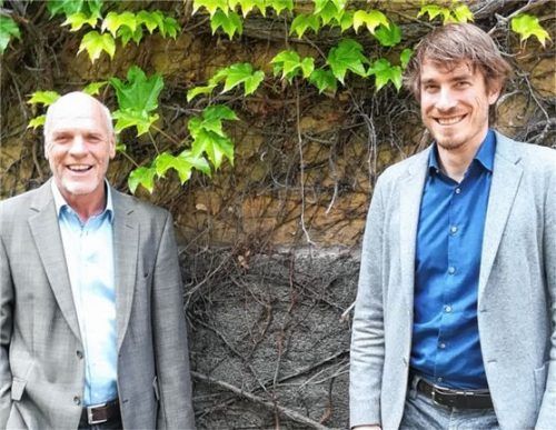 Übergabe vor dem Amt: Manfred Maier (links) geht in den Ruhestand, Korbinian Wolf übernimmt die Aufgaben des Forstabteilungsleiters im AELF Rosenheim. Foto AELF