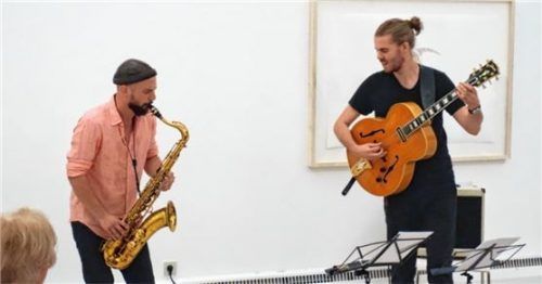 Valentin Preißler (links) und Philipp Schiepek untermalten die Fotoserien in der Städtischen Galerie musikalisch. Foto friedrich