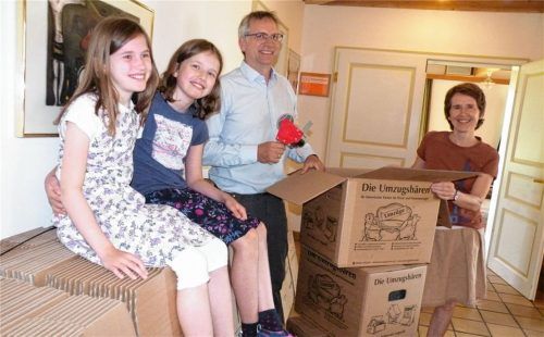 Voll beschäftigt mit Umzugsvorbereitungen sind derzeit (von links) Charlotte, Klara, Thomas und Karoline Schmeckenbecher im evangelischen Pfarrhaus. Foto Schick