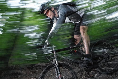 Volldampf voraus: Längst nicht alle Mountainbiker rasen. Doch ein paar schwarze Schafe genügen, eine Sportart in Verruf zu bringen.Foto dpa