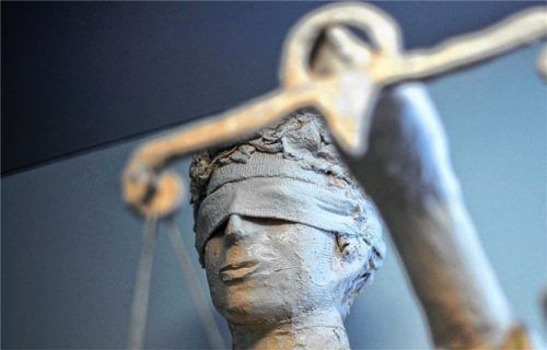 Weil ein Verbotsbescheid des Landratsamtes nicht präzise war und ein weiterer Bescheid nicht den Angeklagten, sondern seinen Bruder betraf, kam die Staatsanwaltschaft in große Argumentationsnot.Foto  Dpd