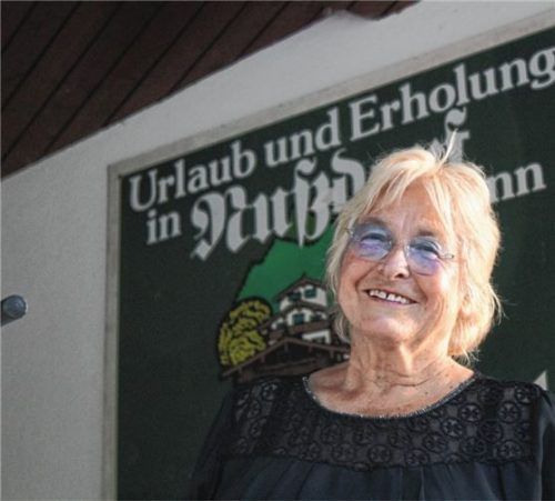 Vor rund 100 Zuhörern las Renate Pröbstl aus ihrem heiter-besinnlichen Buch „Hundstage!“ im Nußdorfer Waldpark und ließ dabei die Hunde Yogi und Klärchen in einem fantasievollen Briefwechsel zu Wort kommen. Foto Steffenhagen