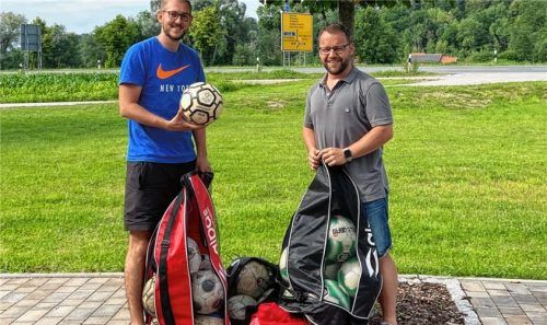 Vorsitzender Hans Zurl (rechts) überreichte über 30 Fußbälle an Janis Sepper. Foto re