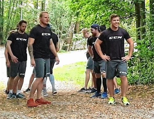 Waldkraiburgs Eishockeyspieler machen sich im Stadtpark mit Bergläufen fit.