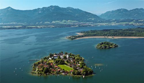 Ein Urlaubermagnet: der Chiemsee mit Kampenwand und Priental.Foto Archiv