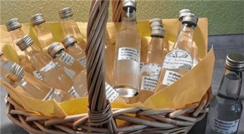 Weihwasser für Zuhause und Unterwegs: Kleine Flaschen Weihwasser können nach der Segnung an den Sonntagsgottesdiensten mitgenommen werden. Foto RE