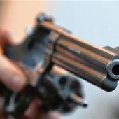 Pistole direkt vor die Stirn gehalten