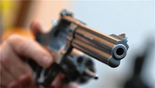 Weil er eine Frau in Rosenheim mit einer Waffe bedroht hatte, musste sich jetzt ein 36-jähriger Mann aus Edling vor Gericht verantworten. Foto dpa