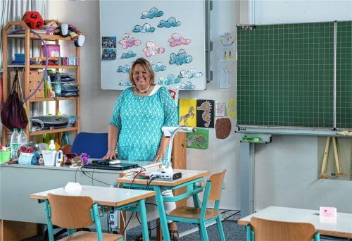 Weil sich manche Kinder mit dem Heimunterricht schwerer taten als andere, gibt es für diese jetzt spezielle Förderstunden und dafür steht auch Rektorin Carola Vodermaier immer wieder im Klassenzimmer. Foto Thomae