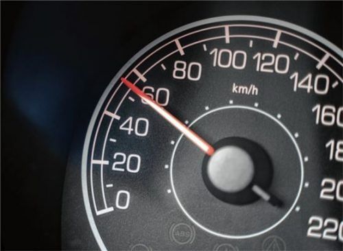 Weil sich viele nicht an die Geschwindigkeitsvorgaben halten, wird künftig in der Gemeinde Eggstätt der fließende Verkehr durch den Zweckverband Kommunale Verkehrssicherheit kontrolliert. Foto DPA