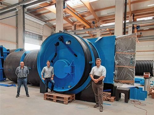 Werksabnahme des Trinkwasserbehälters: Im hessischen Wölfersheim bei Frankfurt begutachteten Florian Solfrank vom Bauamt Aschau, der Wassermeister der Gemeinde Peter Graf und Johannes Höglauer vom Ingenieurbüro Dippold & Gerold (von links) den neuen Trinkwasserbehälter für die Steinlingalm. Foto  RE