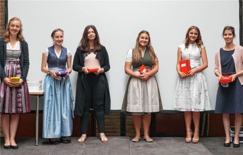 Wurden für ihre hervorragenden Abiturleistungen geehrt: (von links) Verena Aull, Eva Brockhaus, Michelle Rakic, Anna Schuster, Carlotta Kapellmann und Amelie Langer.